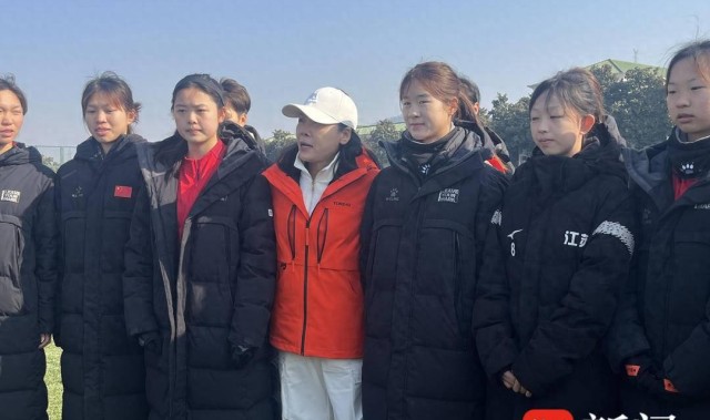 世界杯直播入口-田震南京开唱先探望江苏女足 透露因《铿锵玫瑰》圆了足球梦